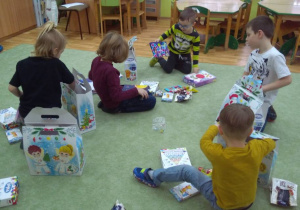 Dzieci oglądają otrzymane zabawki